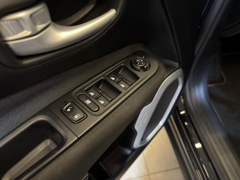 Foto do veículo JEEP RENEGADE  SPORT AT 2021 49.800 KM 82.900,00
