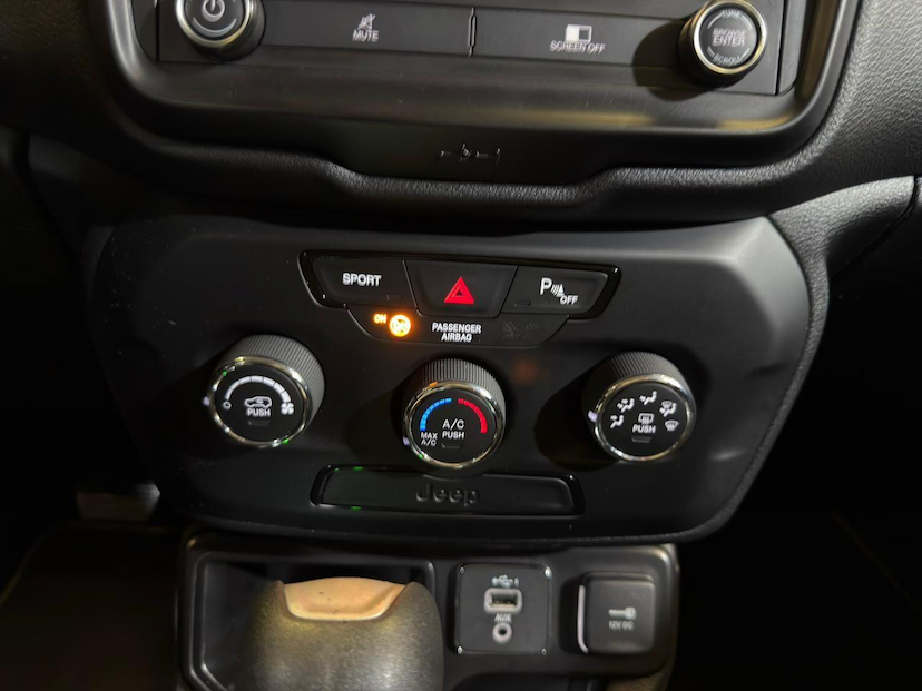 Foto do veículo JEEP RENEGADE  SPORT AT 2021 49.800 KM 82.900,00