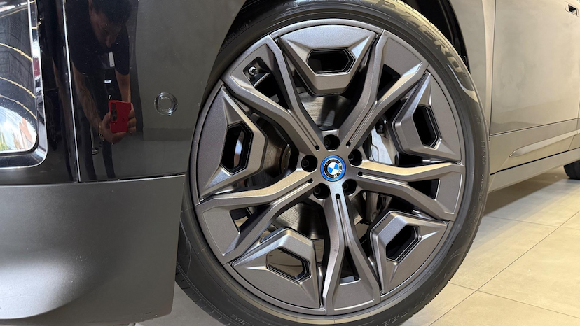 Foto do veículo BMW IX  XDRIVE40 2023 24.105 KM 329.900,00