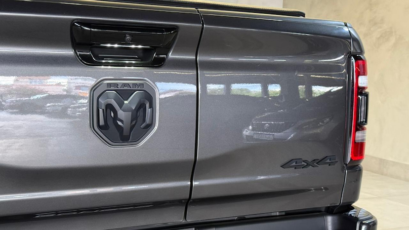 Foto do veículo RAM 1500  LIMITED HEMI 2024 19.878 KM 474.900,00
