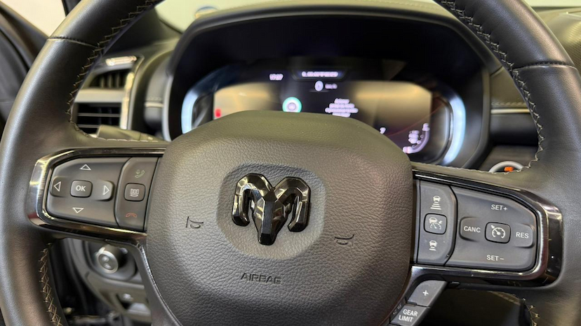 Foto do veículo RAM 1500  LIMITED HEMI 2024 19.878 KM 474.900,00