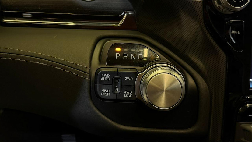 Foto do veículo RAM 1500  LIMITED HEMI 2024 19.878 KM 474.900,00