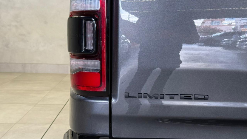 Foto do veículo RAM 1500  LIMITED HEMI 2024 19.878 KM 474.900,00