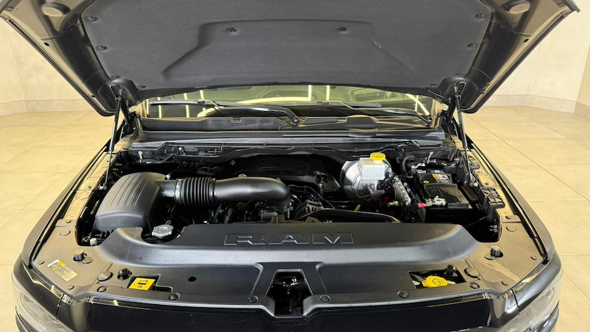 Foto do veículo RAM 1500  LIMITED HEMI 2024 19.878 KM 474.900,00
