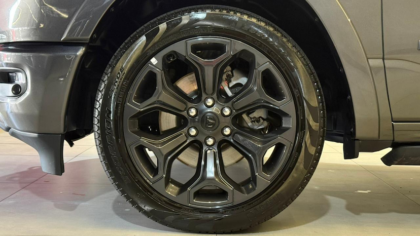 Foto do veículo RAM 1500  LIMITED HEMI 2024 19.878 KM 474.900,00