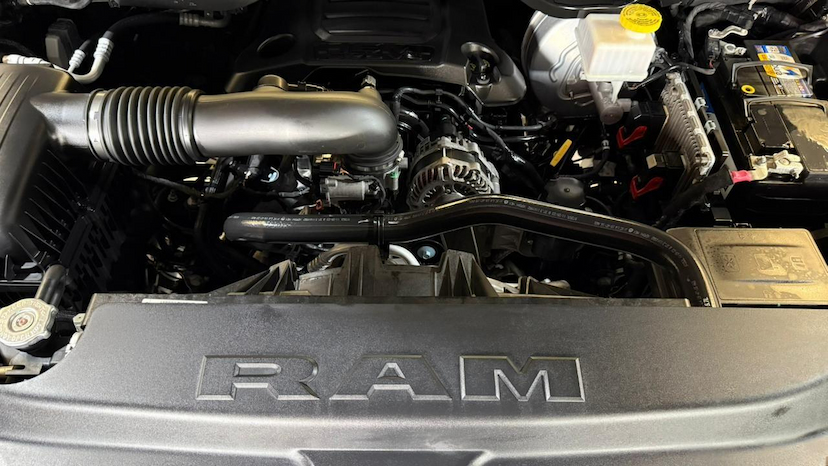 Foto do veículo RAM 1500  LIMITED HEMI 2024 19.878 KM 474.900,00
