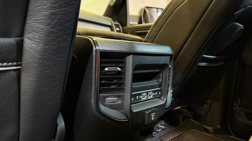 Foto do veículo RAM 1500  LIMITED HEMI 2024 19.878 KM 474.900,00