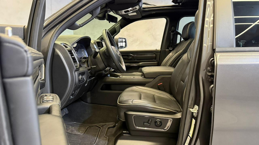 Foto do veículo RAM 1500  LIMITED HEMI 2024 19.878 KM 474.900,00