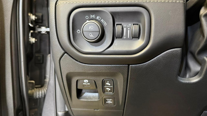 Foto do veículo RAM 1500  LIMITED HEMI 2024 19.878 KM 474.900,00
