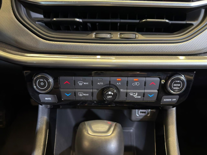 Foto do veículo JEEP COMPASS  LONG TF 2023 28.571 KM 132.900,00