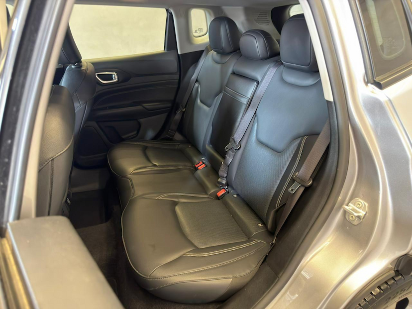 Foto do veículo JEEP COMPASS  LONG TF 2023 28.571 KM 132.900,00