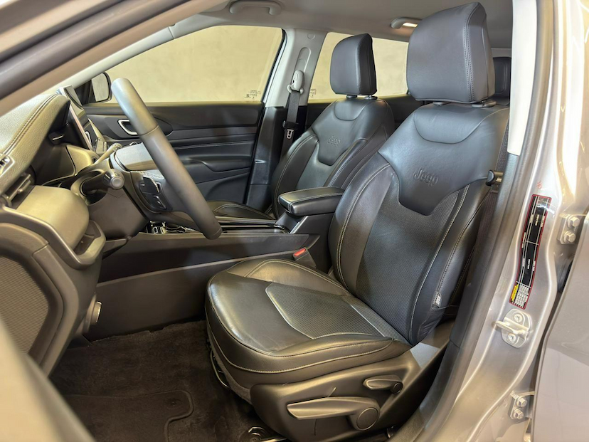 Foto do veículo JEEP COMPASS  LONG TF 2023 28.571 KM 132.900,00