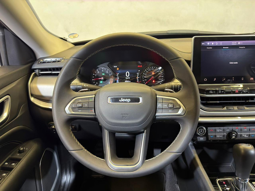 Foto do veículo JEEP COMPASS  LONG TF 2023 28.571 KM 132.900,00