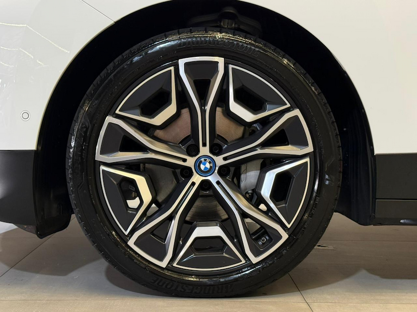 Foto do veículo BMW IX  XDRIVE40 2023 28.060 KM 329.900,00