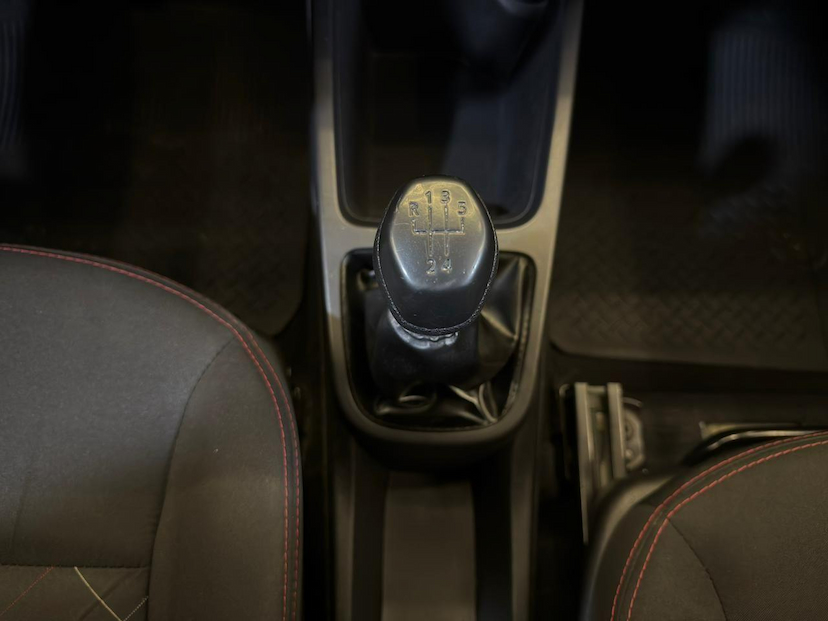 Foto do veículo RENAULT KWID  ZEN 10MT 2019 60.000 KM 42.900,00