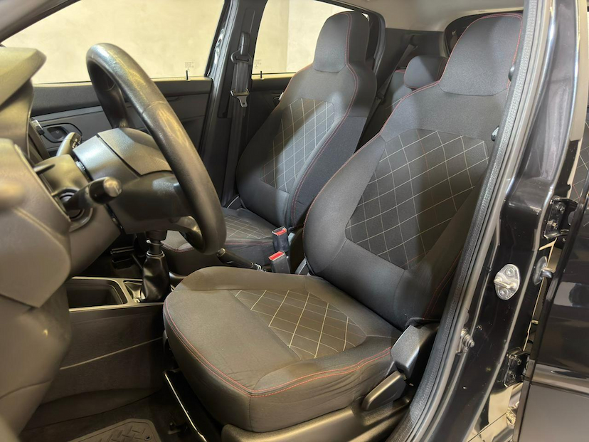 Foto do veículo RENAULT KWID  ZEN 10MT 2019 60.000 KM 42.900,00