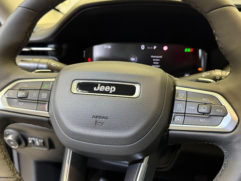 Foto do veículo JEEP COMPASS  LIMITED T 2025 8.652 KM 173.900,00