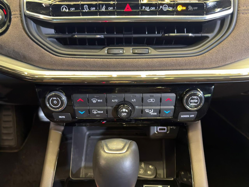 Foto do veículo JEEP COMMANDER  OVR T270 2024 14.633 KM 196.900,00