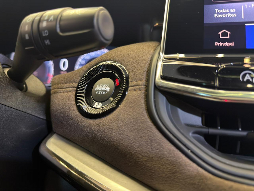 Foto do veículo JEEP COMMANDER  OVR T270 2024 14.633 KM 196.900,00