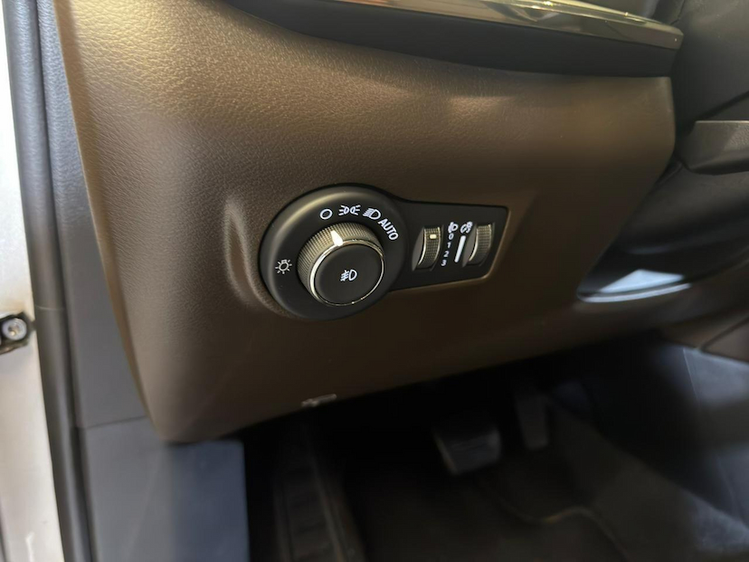 Foto do veículo JEEP COMMANDER  OVR T270 2024 14.633 KM 196.900,00
