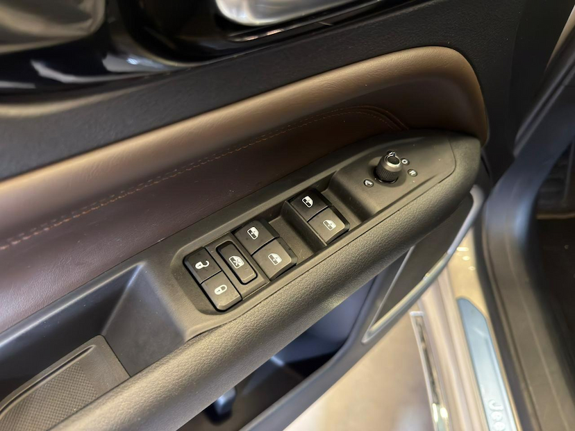 Foto do veículo JEEP COMMANDER  OVR T270 2024 14.633 KM 196.900,00