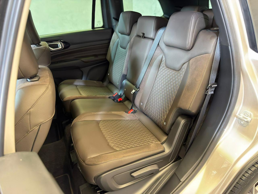 Foto do veículo JEEP COMMANDER  OVR T270 2024 14.633 KM 196.900,00