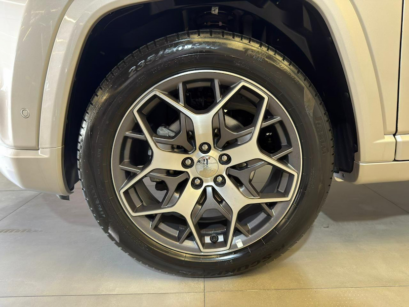 Foto do veículo JEEP COMMANDER  OVR T270 2024 14.633 KM 196.900,00
