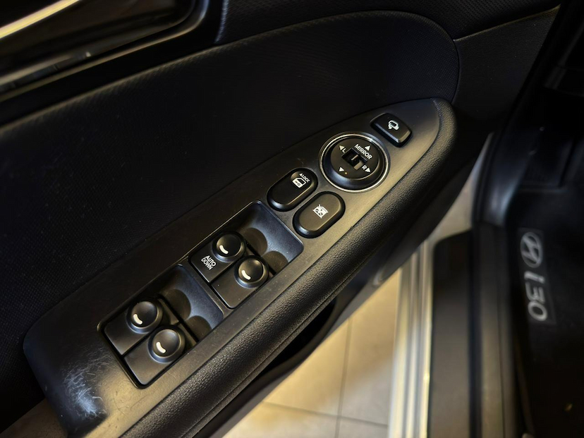 Foto do veículo HYUNDAI I30  2.0 2012 88.312 KM 49.900,00