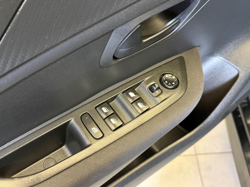 Foto do veículo PEUGEOT 208  LIKE PK MT 2022 59.549 KM 57.900,00