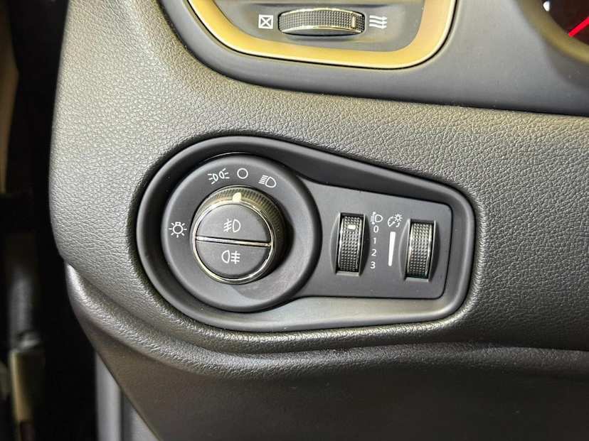 Foto do veículo JEEP RENEGADE  LNGTD AT 2016 93.971 KM 74.900,00