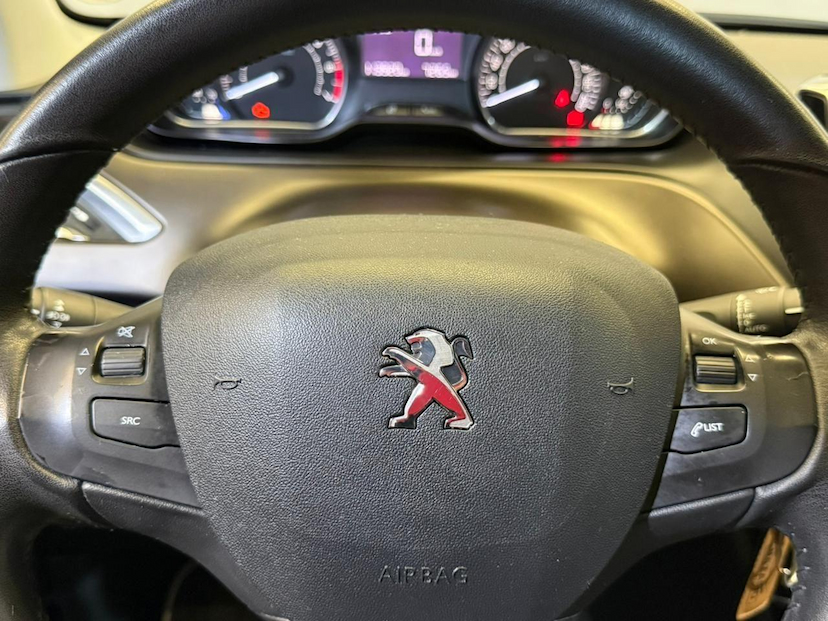 Foto do veículo PEUGEOT 2008  GRIFFE 1.6 MANUAL 2016 113.920 KM 58.900,00