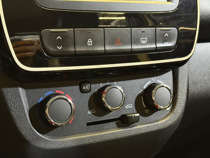 Foto do veículo RENAULT KWID  INTENS 10 MT 2020 66.751 KM 44.900,00