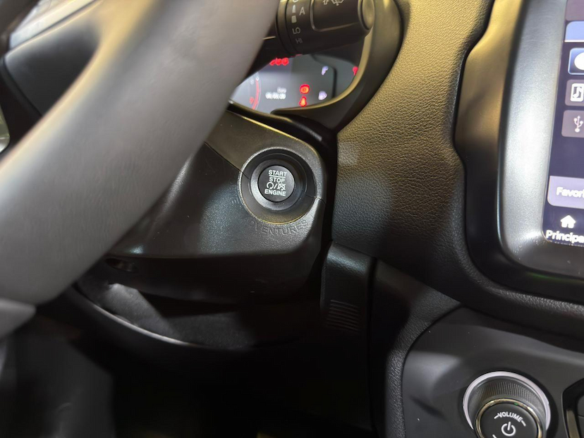 Foto do veículo JEEP RENEGADE  LGTD T270 2024 29.406 KM 115.900,00
