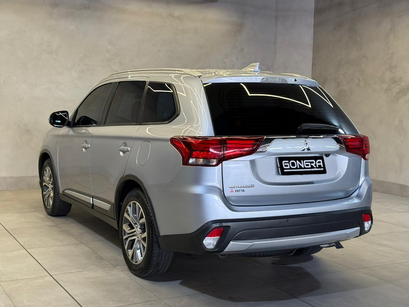 Foto do veículo MITSUBISHI OUTLANDER  2.0 COMFORT 7 LUGARES AUT 2018 90.506 KM 109.900,00