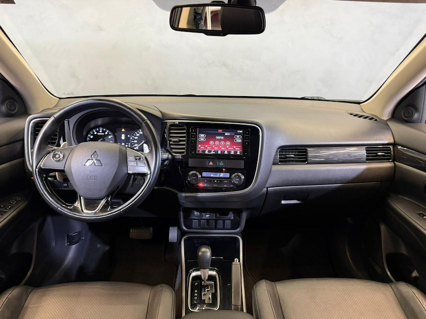 Foto do veículo MITSUBISHI OUTLANDER  2.0 COMFORT 7 LUGARES AUT 2018 90.506 KM 109.900,00