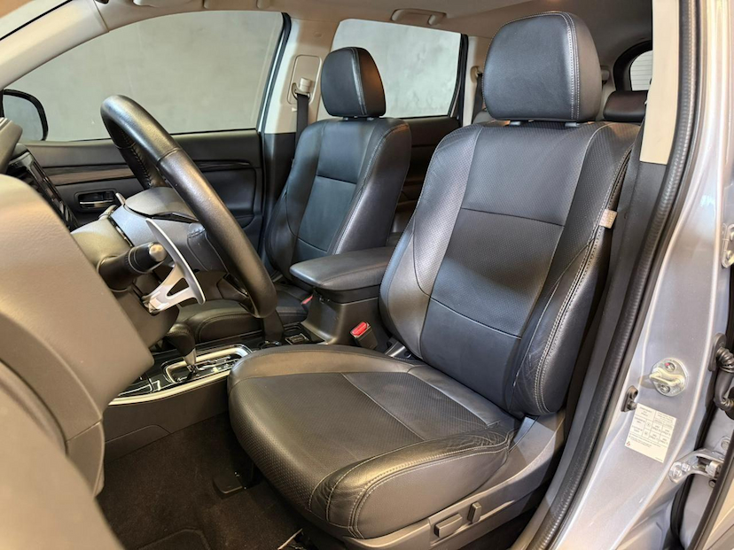 Foto do veículo MITSUBISHI OUTLANDER  2.0 COMFORT 7 LUGARES AUT 2018 90.506 KM 109.900,00