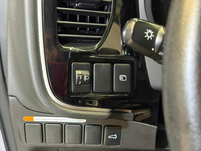 Foto do veículo MITSUBISHI OUTLANDER  2.0 COMFORT 7 LUGARES AUT 2018 90.506 KM 109.900,00