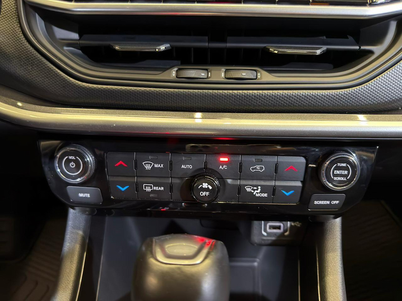 Foto do veículo JEEP COMPASS  SPORT TF 2022 24.373 KM 114.900,00