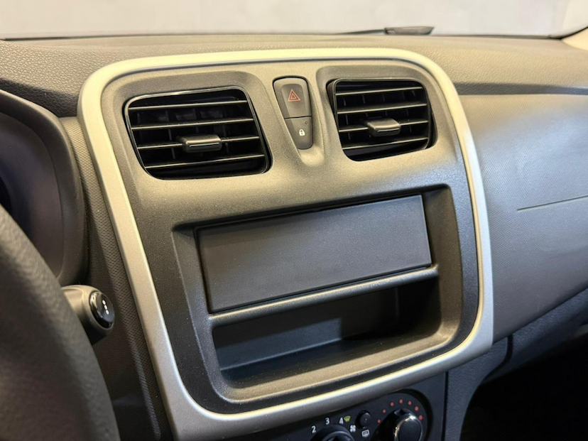 Foto do veículo RENAULT SANDERO  AUTH 10 2015 87.155 KM 33.900,00
