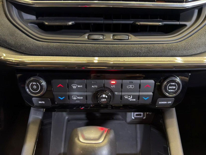 Foto do veículo JEEP COMMANDER  LIMITED TD380 4X4 TURBO DIESEL 2023 38.944 KM 189.900,00