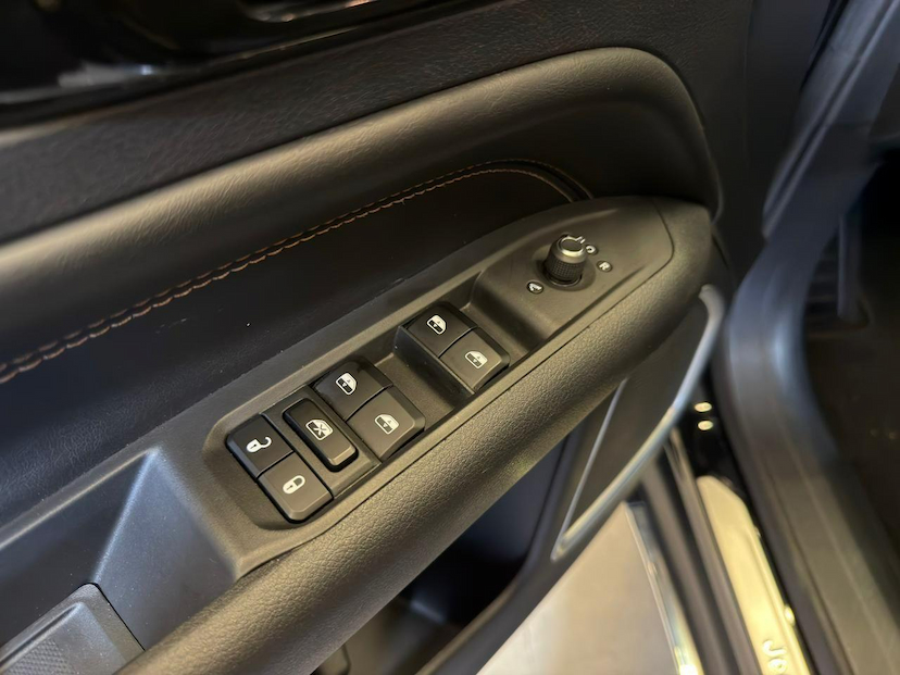 Foto do veículo JEEP COMMANDER  LIMITED TD380 4X4 TURBO DIESEL 2023 38.944 KM 189.900,00
