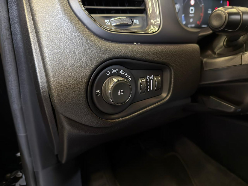 Foto do veículo JEEP RENEGADE  S T2704X4 2023 33.189 KM 118.900,00