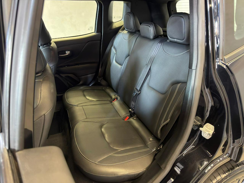 Foto do veículo JEEP RENEGADE  S T2704X4 2023 33.189 KM 118.900,00