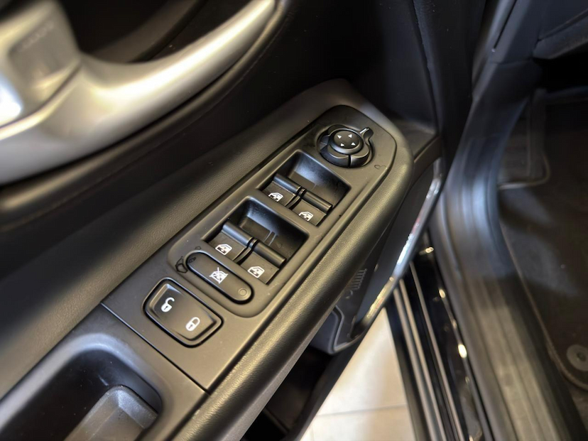 Foto do veículo JEEP RENEGADE  S T2704X4 2023 33.189 KM 118.900,00