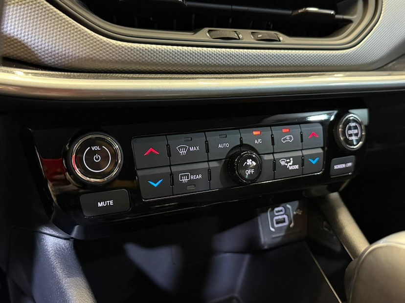 Foto do veículo JEEP COMPASS  LONG TF 2024 21.691 KM 139.900,00