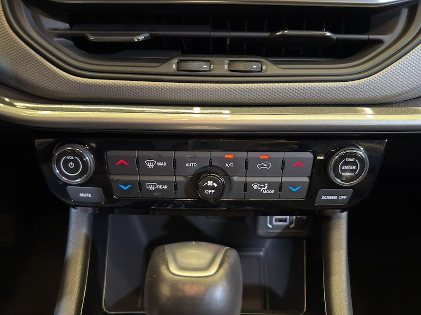 Foto do veículo JEEP COMPASS  LONG TF 2024 21.890 KM 139.900,00