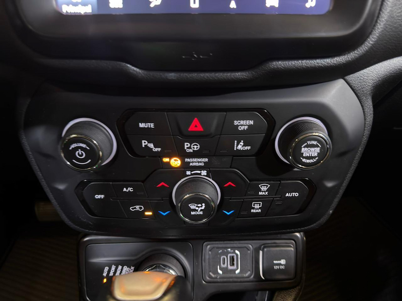 Foto do veículo JEEP RENEGADE  TH T2704X4 2023 40.341 KM 122.900,00