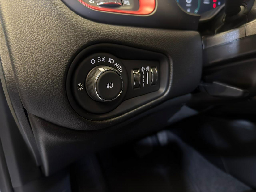 Foto do veículo JEEP RENEGADE  TH T2704X4 2023 40.341 KM 122.900,00