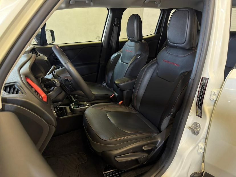 Foto do veículo JEEP RENEGADE  TH T2704X4 2023 40.341 KM 122.900,00