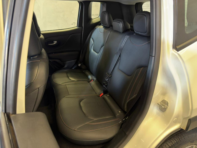 Foto do veículo JEEP RENEGADE  TH T2704X4 2023 40.341 KM 122.900,00